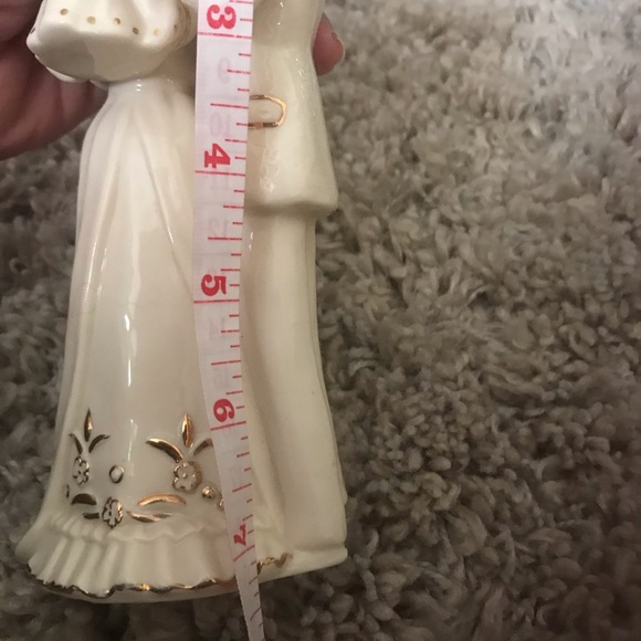 💥Host Pick💥Man, Woman & Child Figurine - Picture 4 of 5